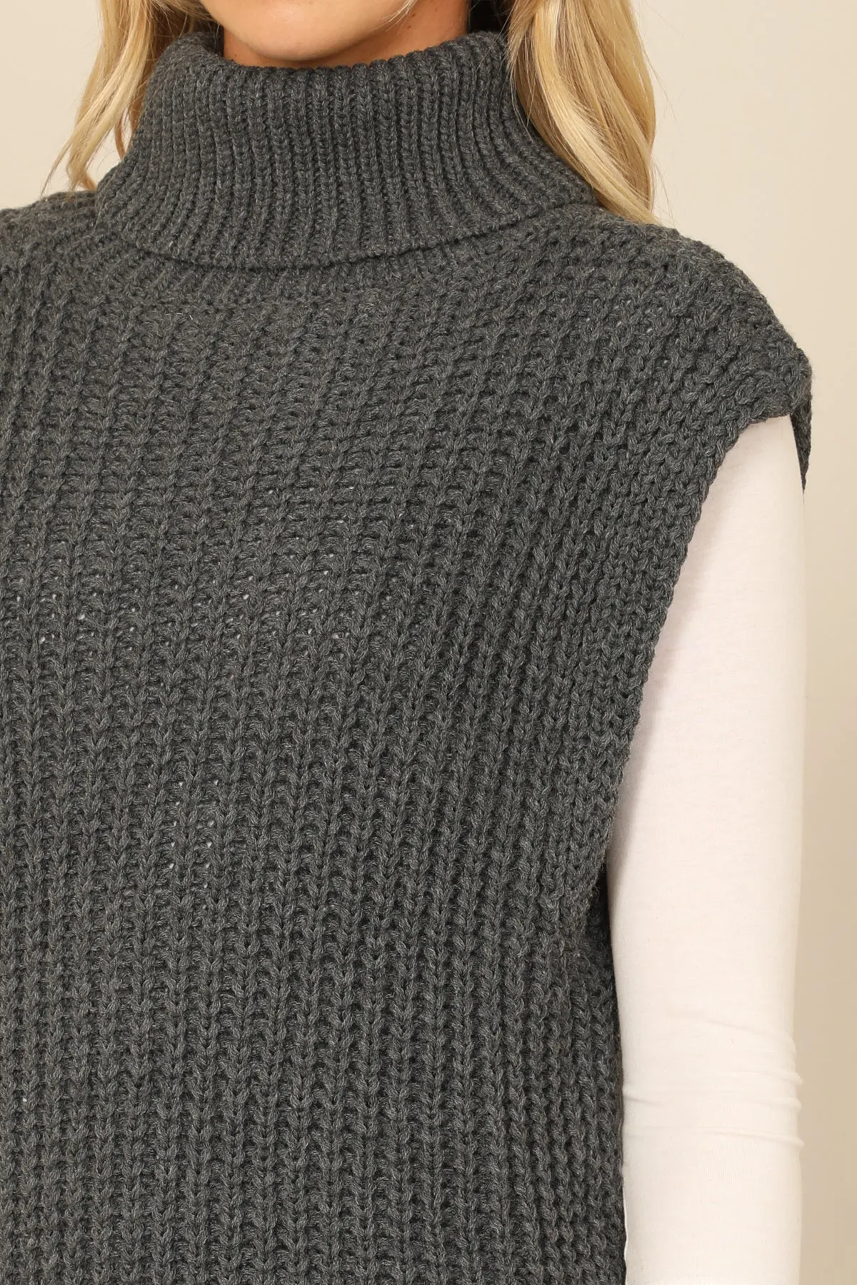 TURTLE NECK SLEEVELESS KNITTED VEST